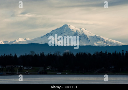 Mt. Baker et le 'Sisters' comme vu de Hales Pass sur l'île de Lummi, Washington USA. Mt. Baker fait partie des North Cascades. Banque D'Images