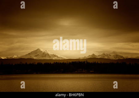 Mt. Baker et le 'Sisters' comme vu de Hales Pass sur l'île de Lummi, Washington USA. Mt. Baker fait partie des North Cascades. Banque D'Images