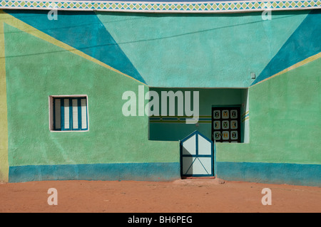 Une petite maison dans le village saharien de Balat dans l'ouest du désert du Sahara, Dakhla Oasis, Nouvelle Vallée, Gouvernorat de l'Égypte. Banque D'Images