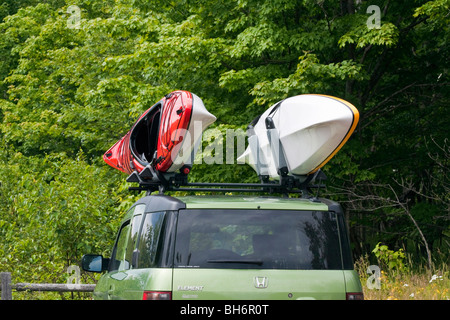 Une voiture verte garée avec des kayaks garés sur le parking dans le Michigan USA style de vie américain bas angle personne horizontal remplissage de fond haute résolution Banque D'Images