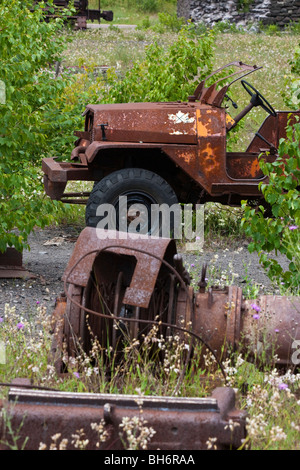 Environnement naturel gâté par les déchets métalliques dans la nature verte vue de dessus personne aucun gros plan photos aux États-Unis vertical haute résolution Banque D'Images