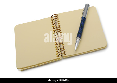 Stylo et un bloc-notes sur une spirale avec un papier jaune. Gros plan photo Banque D'Images