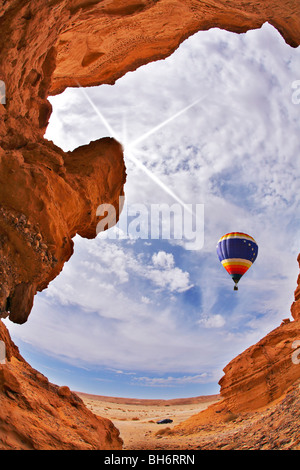 Le ballon vole au-dessus d'un trou à l'emplacement pittoresque canyon à desert Banque D'Images