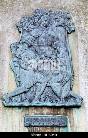 Plaque murale montrant le roi Richard Coeur de lion rejoint les mains de Robin des bois et Marianne castle road nottingham uk Banque D'Images