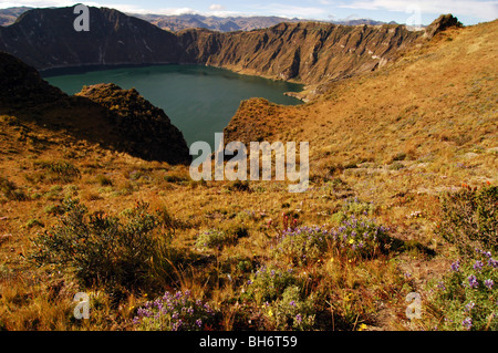 Quilotoa, Equateur, Aperçu de volcan Quilotoa, le volcan le plus à l'Ouest dans les Andes équatoriennes, et son livre vert rempli d'eau thr Banque D'Images