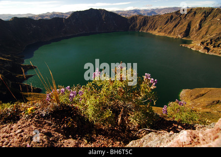 Quilotoa, Equateur, Aperçu de volcan Quilotoa, le volcan le plus à l'Ouest dans les Andes équatoriennes, et son lac de l'eau verte Banque D'Images