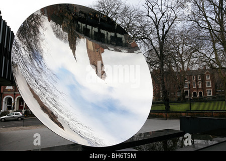 Le Playhouse reflétée dans le miroir du ciel par Anish Kapoor wellington circus nottingham uk Banque D'Images