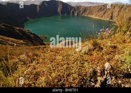 Quilotoa, Equateur, Aperçu de volcan Quilotoa, le volcan le plus à l'Ouest dans les Andes équatoriennes, et son lac de l'eau verte Banque D'Images