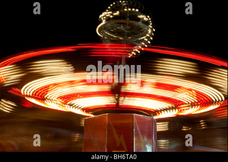 Lumières tourbillonnantes de manèges de carnaval de nuit. Banque D'Images