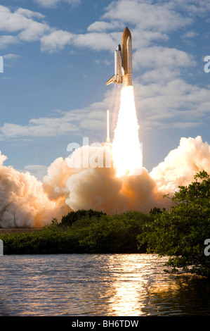 La navette spatiale Atlantis décollera à partir de sa plateforme de lancement au Centre spatial Kennedy, en Floride. Banque D'Images