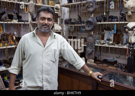 Stone Town, Zanzibar, Tanzanie. Un natif de Zanzibar, un Bokhara musulman. Un souvenir et de l'artisanat du vendeur. Banque D'Images