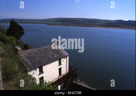 Dylan Thomas Boathouse' et l'estuaire de Taf Carmarthenshire Carmarthen West Wales UK Banque D'Images