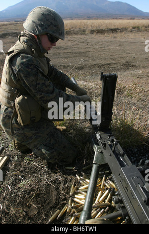 Un soldat change le canon d'un M2 mitrailleuse de calibre .50. Banque D'Images