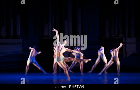 Birmingham Royal Ballet. Sauts quantiques. En poudre. Banque D'Images