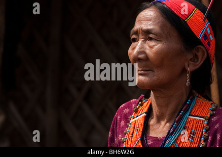 Femme Konyak avec des bijoux traditionnels, mon district, Nagaland, Inde Banque D'Images