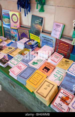 Stone Town, Zanzibar, Tanzanie. L'enseignement islamique books en swahili et en arabe sur la vente à l'extérieur de la mosquée Jibril. Banque D'Images