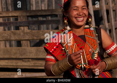 Femme Konyak en vêtements traditionnels, Shiyong, mon district, Nagaland Banque D'Images