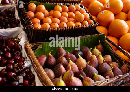 Les fruits tropicaux exotiques à l'épicerie Banque D'Images