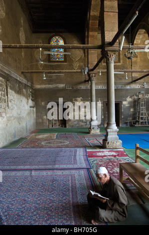 La mosquée El Azhar (le plus blooming), qui offre certaines des meilleures vues sur le vieux Caire de son minaret. Banque D'Images