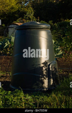 Bac à compost en plastique sur un allotissement plot Banque D'Images