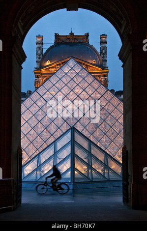 Pyramide du Louvre France paires Banque D'Images