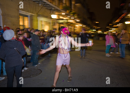 Jovialité carnaval dans le quartier français, la Nouvelle Orléans, Louisiane, Krewe du Vieux parade Banque D'Images