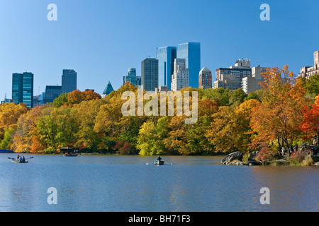 USA, New York, Manhattan, Central Park et les grands bâtiments le long de Central Park Ouest vue sur le lac en automne Banque D'Images