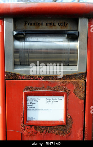 Un rouge royal mail post box pour le courrier affranchi Banque D'Images