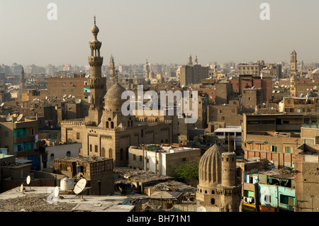 La mosquée El Azhar (le plus blooming), qui offre certaines des meilleures vues sur le vieux Caire de son minaret. Banque D'Images