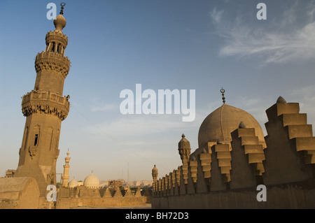 La mosquée El Azhar (le plus blooming), qui offre certaines des meilleures vues sur le vieux Caire de son minaret. Banque D'Images