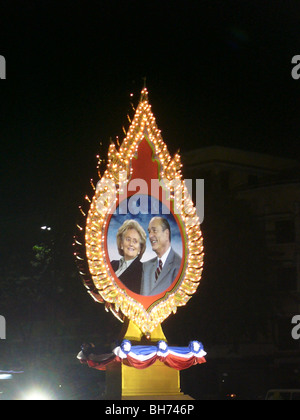 La Thaïlande, Médaillon traditionnel avec portrait de l'ex-Président français Jacques Chirac avec son épouse, Bernadette Banque D'Images