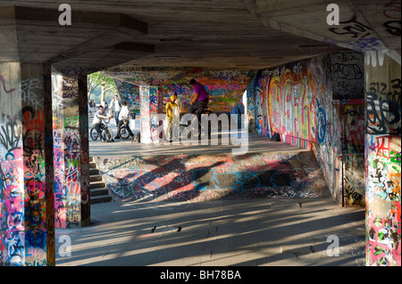 Graffiti sur mur de béton, South Bank, Londres, Angleterre, Royaume-Uni. Banque D'Images