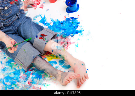 Macro photo de 5 ans garçon Peinture sur fond blanc Banque D'Images