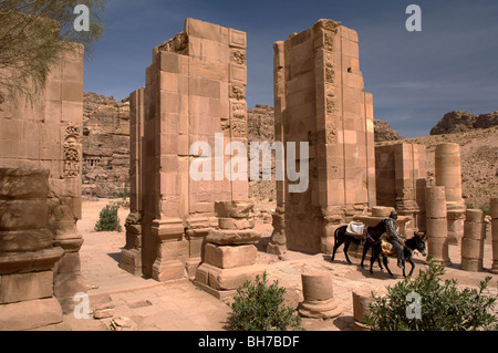 Les tombeaux Nabatéens de Pétra, en Jordanie, ont été repris par les romains comme ils se couchaient dans l'ancienne routes commerciales d'encens Banque D'Images