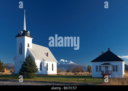 Peu d'église avec Mt Shasta. Shasta dans le fond, peu de Shasta, Californie Banque D'Images