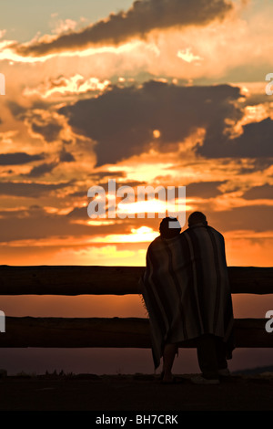 Montres Couple le coucher de soleil sur Cedar Breaks National Monument Banque D'Images