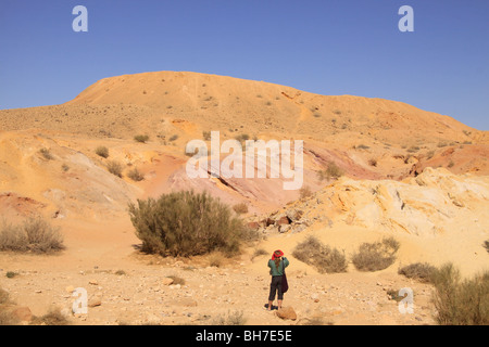 Israël, Néguev, couleur des pierres à la large cratère Banque D'Images