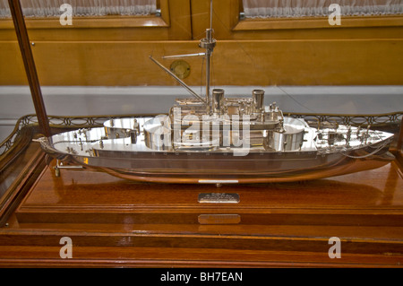 Un navire d'argent massif présentée à Sa Majesté au cours de sa visite à la Royal Naval Engineering Collage 22-07-1983 Banque D'Images