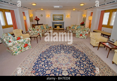 L'élégant salon à bord du yacht royal Britannia amarré th Ocean Terminal à Leith Edinburgh 5969 SCO Banque D'Images