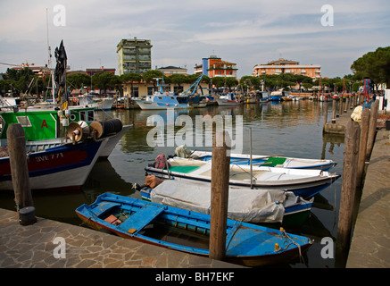 Des bateaux de pêche à la tête du canal à Caorle dans le Veneto Italie Banque D'Images