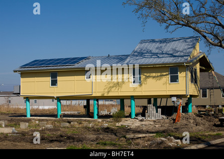 Maisons solaires sur pilotis est construit par Brad Pitt Make it Right Foundation abaisser Ninth Ward de la Nouvelle-Orléans, Louisiane Banque D'Images