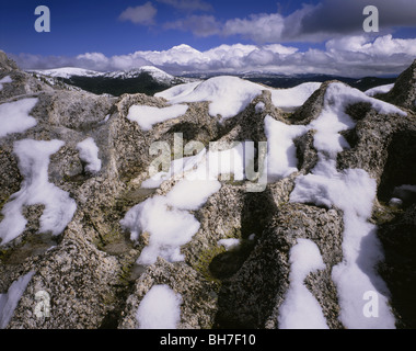 Californie - granit couverte de neige avec le Mont Shasta dans la distance à Castle Crags Wilderness Area de Shasta National Forest. Banque D'Images