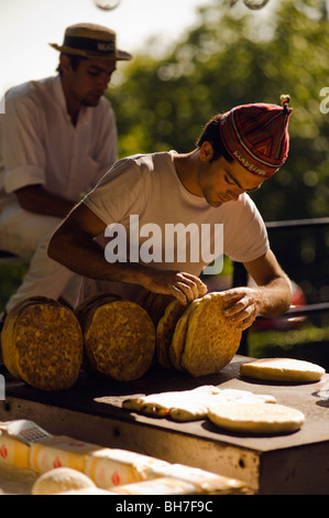 La préparation d'un pain plat traditionnel Baker (bolo de caco) à Monte, Funchal, Madère Banque D'Images