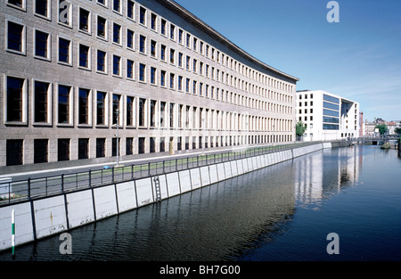 1 août 2009 - L'ancien et le nouveau bâtiment Reichsbank allemand des affaires étrangères dans la capitale allemande de Berlin. Banque D'Images