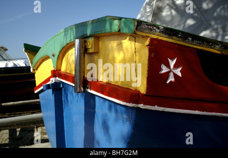 En bois aux couleurs vives traditionnelles Luzzu bateau de pêche en Marsalforn sur l'île maltaise de Gozo. Banque D'Images