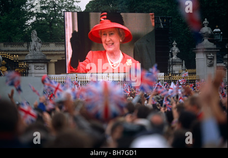 Foules royaliste comme courbe de la reine Elizabeth II s'affiche sur un écran géant au cours de son 50e anniversaire (Golden Jubilee). Banque D'Images