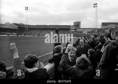 La foule de fans à la Den qui a aidé à Millwall FC jouer 59 matchs à domicile en 1964-1967 une ligne sans pertes. Banque D'Images