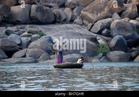 D'une pêche sur la rivière Tungabhadra Coracle à Hampi, en Inde. Banque D'Images