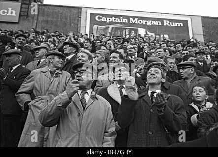 La foule de fans à la Den qui a aidé à Millwall FC jouer 59 matchs à domicile en 1964-1967 une ligne sans pertes. Banque D'Images