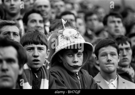 La foule de fans à la Den qui a aidé à Millwall FC jouer 59 matchs à domicile en 1964-1967 une ligne sans pertes. Banque D'Images